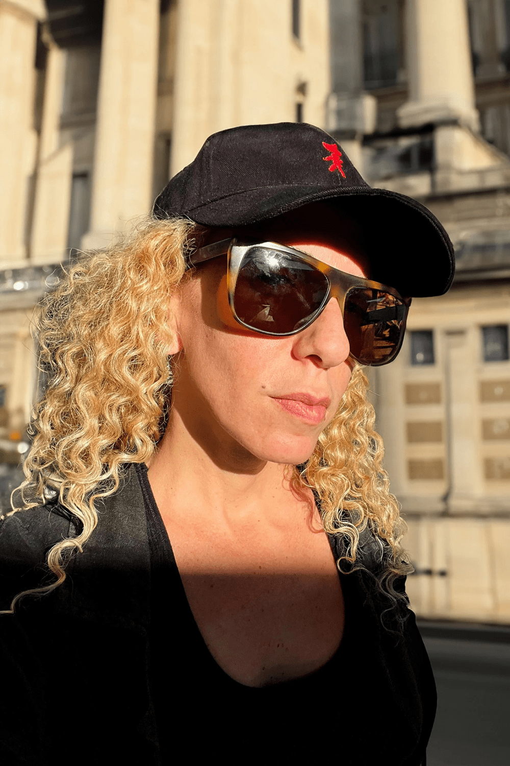 Assemblage Studios-Red Dancing Hat-Şapka-4-fleurdirect.live