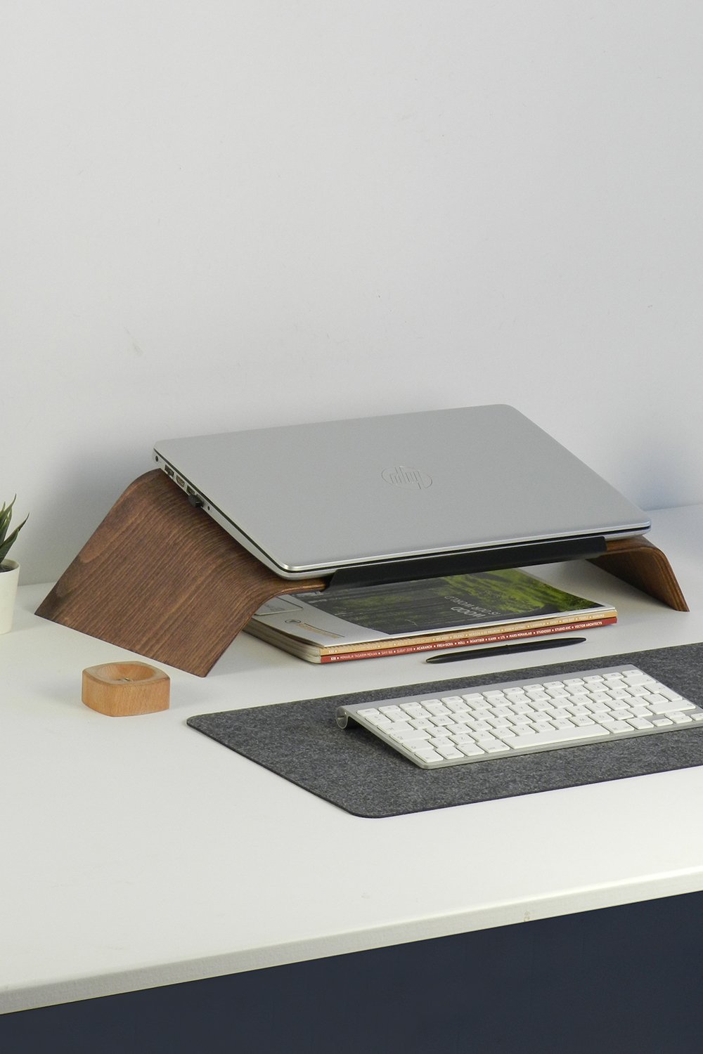 Fagus Wood-Doğal Ağaç Laptop Masa Standı ve Yükseltici Notebook Tutucu (Ceviz)-Laptop Standı-2-fleurdirect.live