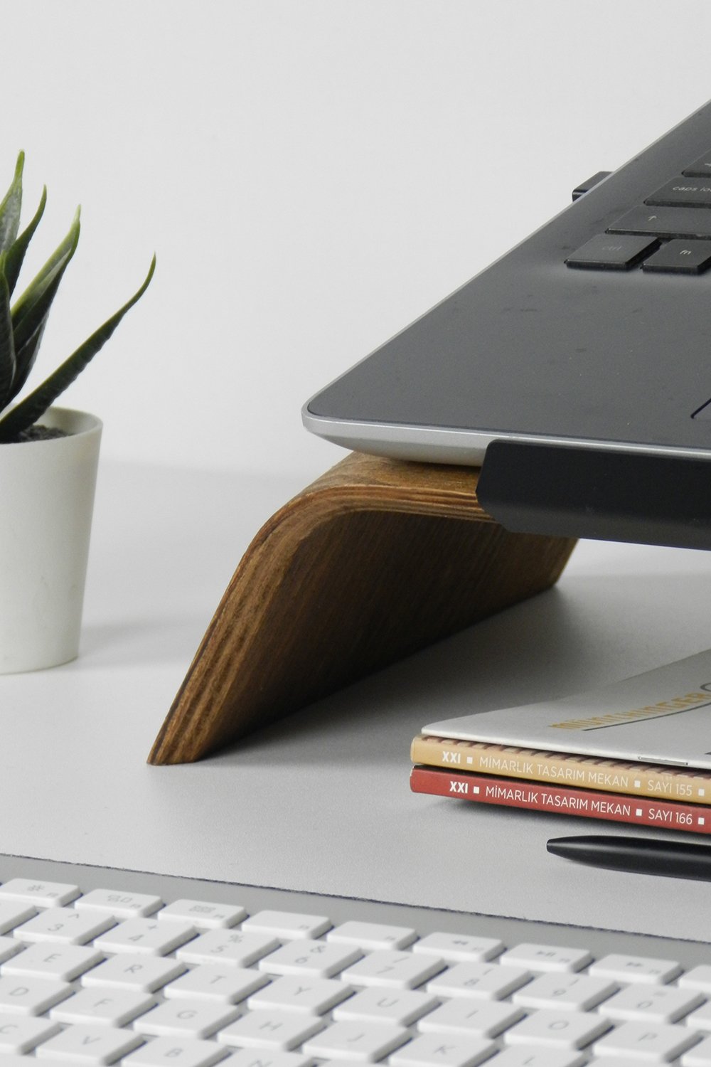 Fagus Wood-Doğal Ağaç Laptop Masa Standı ve Yükseltici Notebook Tutucu (Ceviz)-Laptop Standı-3-fleurdirect.live