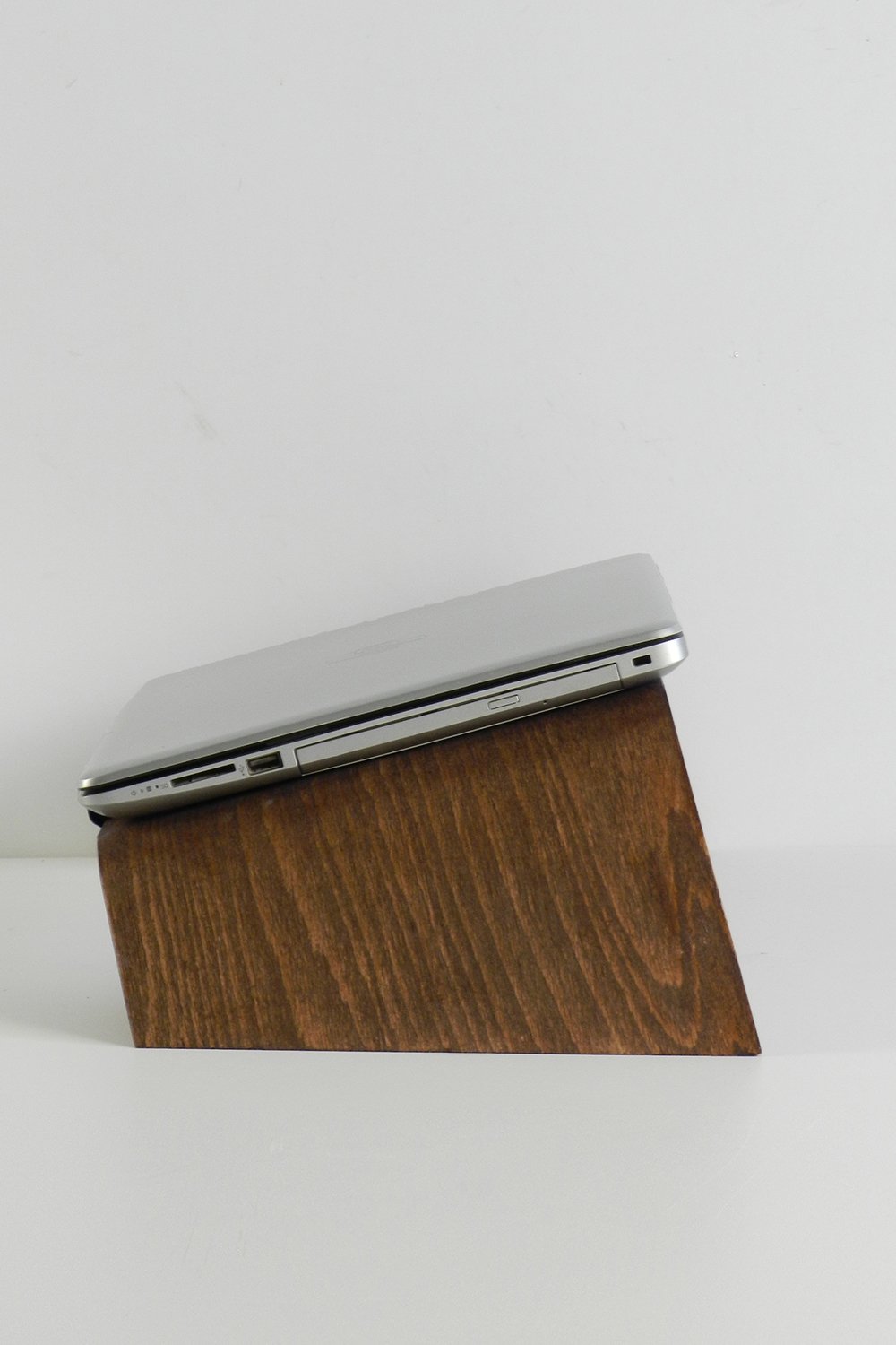 Fagus Wood-Doğal Ağaç Laptop Masa Standı ve Yükseltici Notebook Tutucu (Ceviz)-Laptop Standı-7-fleurdirect.live