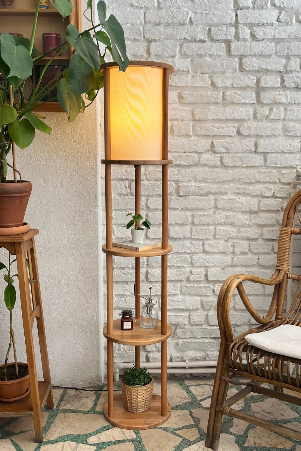 Fagus Wood-Lona Raflı Lambader, 3 Katlı Ahşap Zemin Aydınlatması, Keten Abajurlu Masif Modern Dekoratif Lamba-Lambader-1-fleurdirect.live