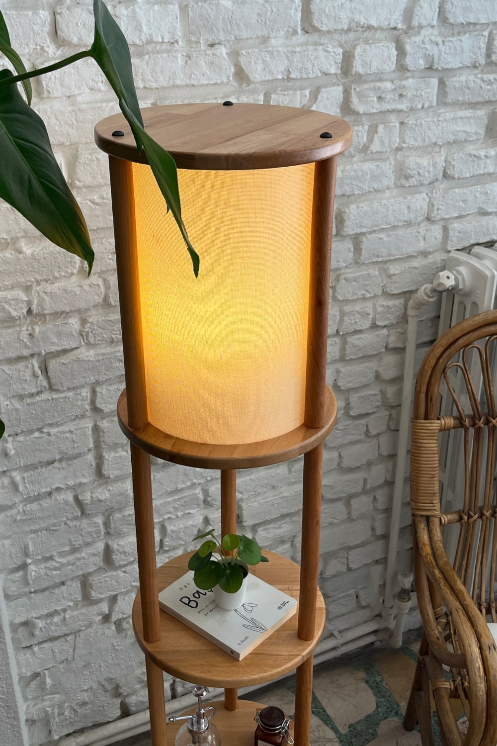 Fagus Wood-Lona Raflı Lambader, 3 Katlı Ahşap Zemin Aydınlatması, Keten Abajurlu Masif Modern Dekoratif Lamba-Lambader-4-fleurdirect.live