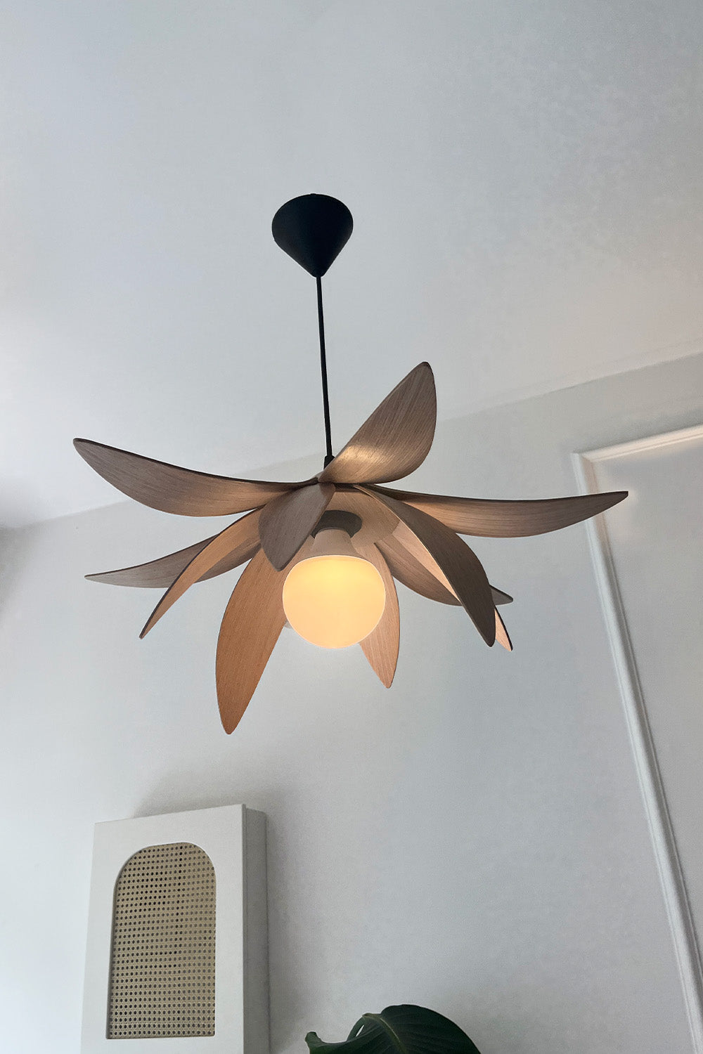 Fagus Wood-Lotus Avize – Ahşap Modern Ve Minimal Tasarım Avize, İskandinav Salon Ve Oturma Odası Aydınlatması (Açık Meşe)-Avize-2-fleurdirect.live