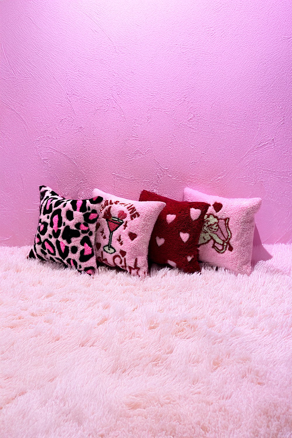 Fille á Fille Design Studio-Galentine Girls Club Yastık-Kırlent-4-fleurdirect.live