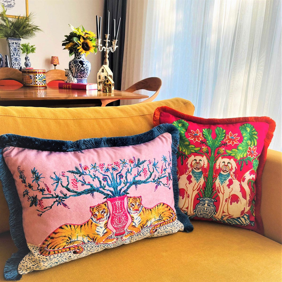 Dekoratif Chinoiserie Köpek Desenli Kadife Kırlent Kılıfı ( 45 cm x 45 cm )