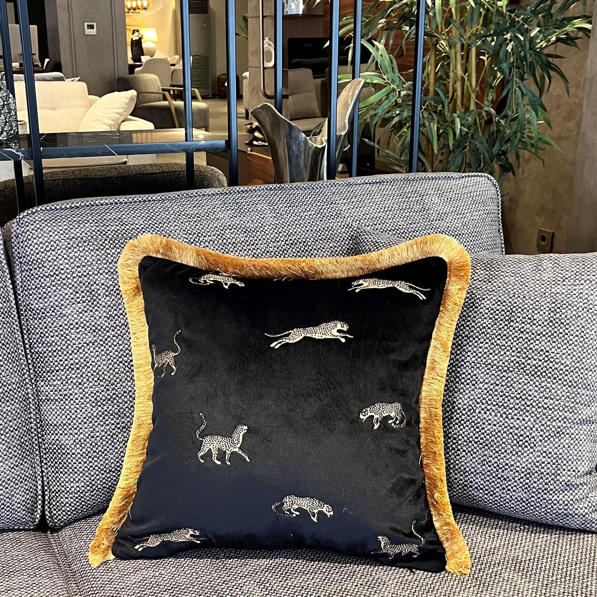 Dekoratif Leopar Desenli Siyah Kadife Kırlent Kılıfı 45 x 45 cm