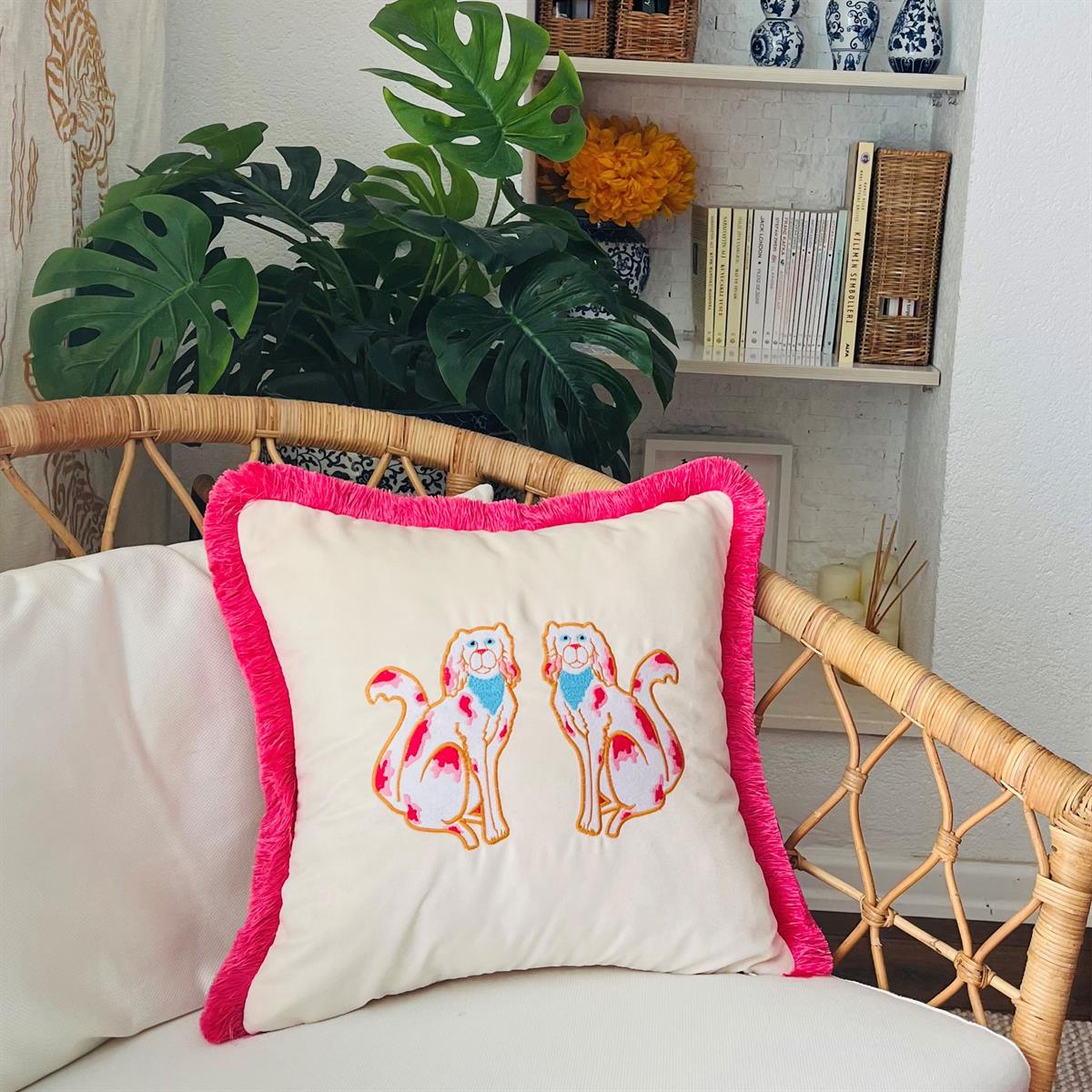 Ge Living-Pembe Köpek Desenli Bej Kadife Kırlent Kılıfı ( 45 Cm X 45 Cm )-Kırlent Kılıfı-4-fleurdirect.live