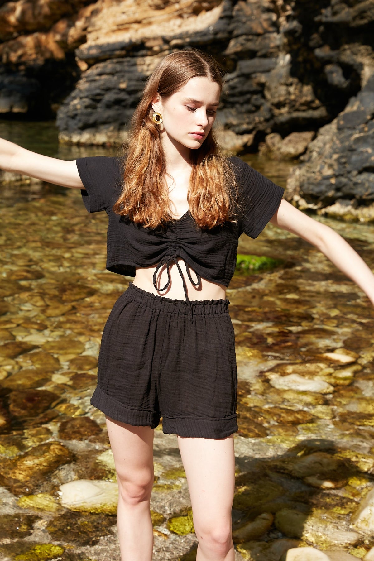 Handarte Los Angeles-Siyah Müslin Önden Büzgülü Crop-Crop Top-1-fleurdirect.live