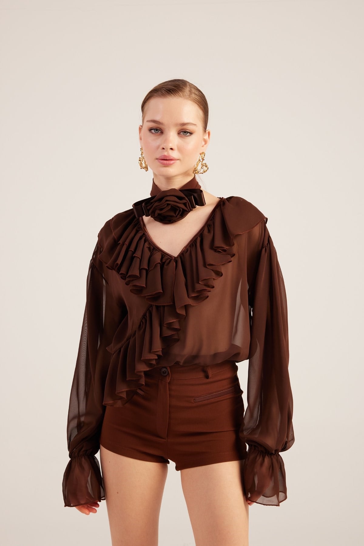 Fırfırlı Güllü Choker Aksesuarlı Şifon Sassy Gömlek Kahve