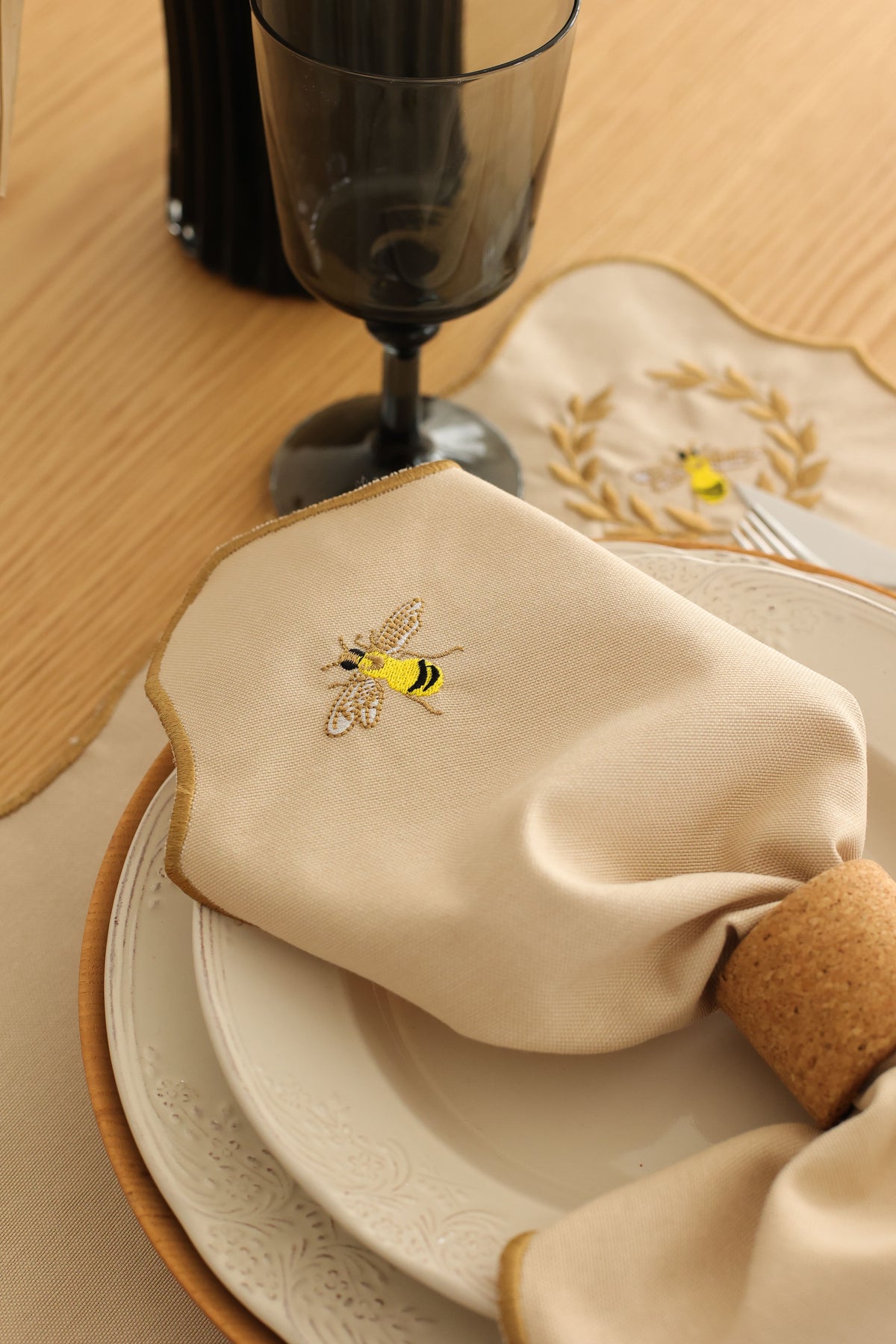 Km Home Collection-2'li Set Arı İşlemeli Pamuk Amerikan Servis-Sunum Aksesuarları-6-fleurdirect.live