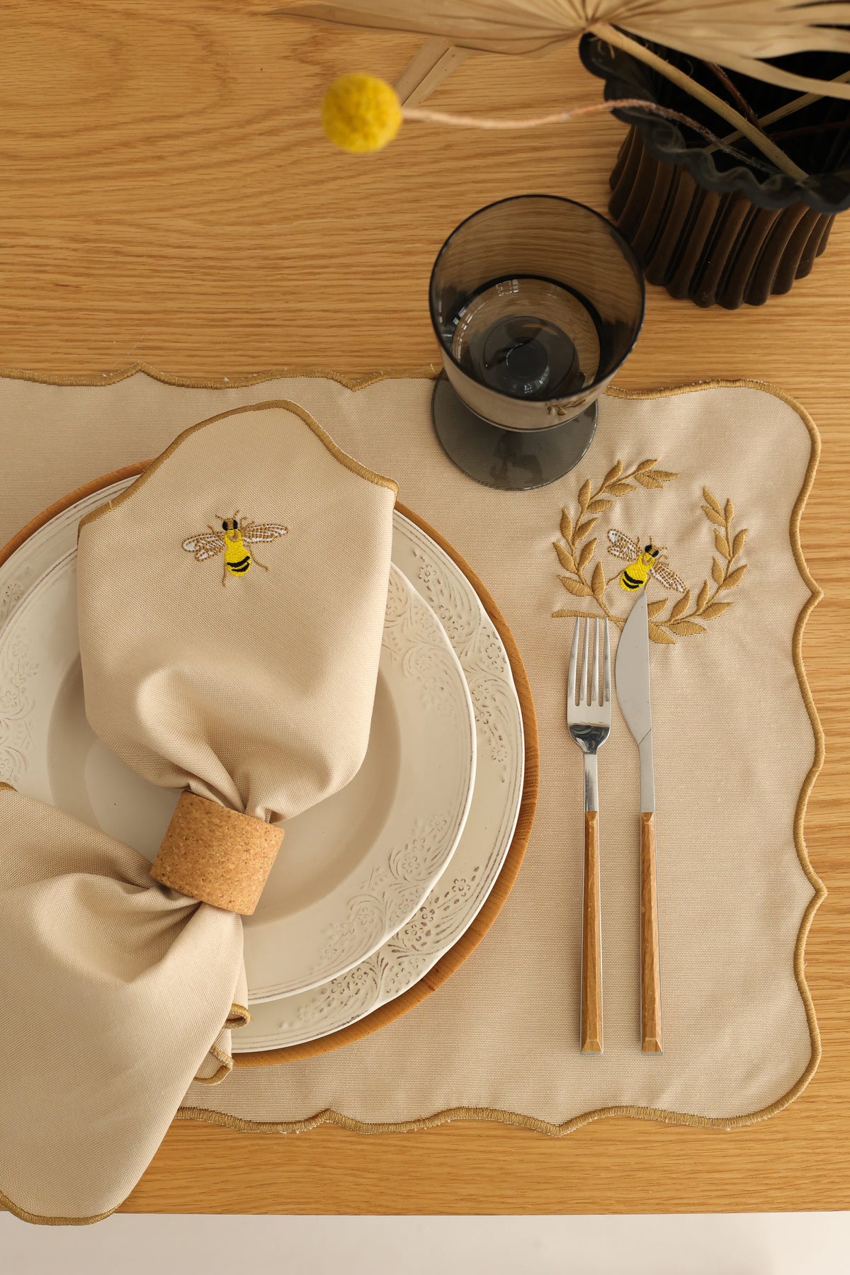 Km Home Collection-2'li Set Arı İşlemeli Pamuk Peçete-Sunum Aksesuarları-2-fleurdirect.live