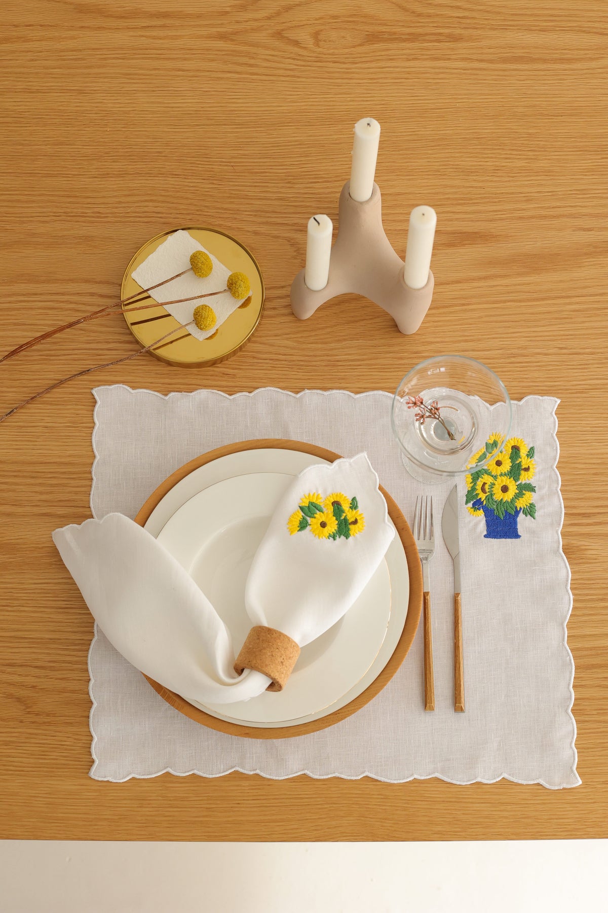 Km Home Collection-2'li Set Ayçiçek İşlemeli Keten Amerikan Servis-Sunum Aksesuarları-1-fleurdirect.live