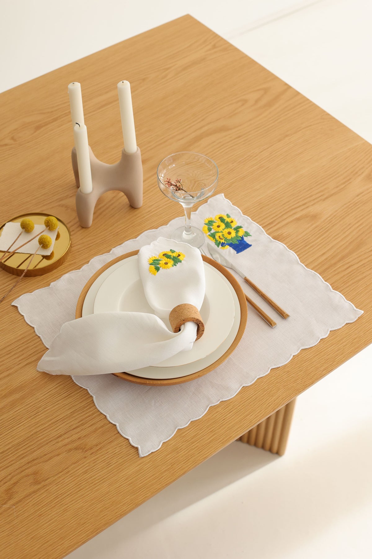 Km Home Collection-2'li Set Ayçiçek İşlemeli Keten Amerikan Servis-Sunum Aksesuarları-2-fleurdirect.live