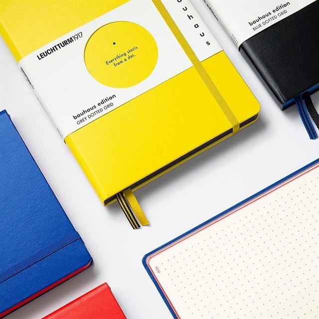 Leuchtturm 1917-Leuchtturm1917 Bauhaus Serisi Not Defteri, Orta Boy (A5), Sert Kapak, 251 Sayfa Mavi Noktalı Defter Black 359617-Noktalı-8-fleurdirect.live