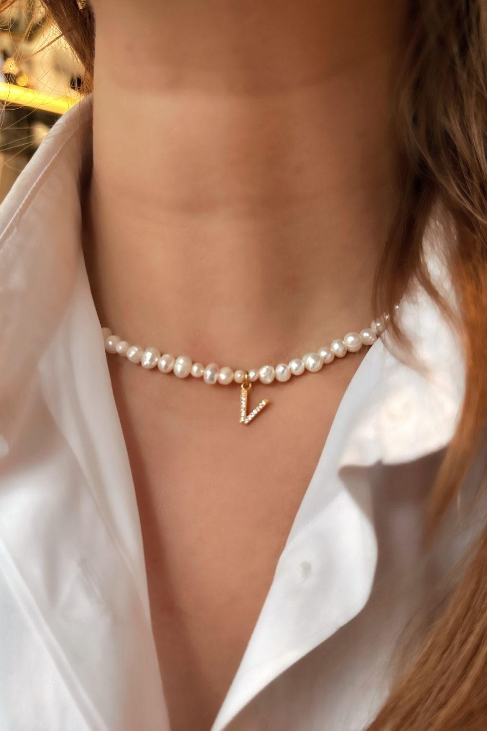 Linya Jewellery-Mono V Harfli İnci Kolye-Kolye-2-fleurdirect.live