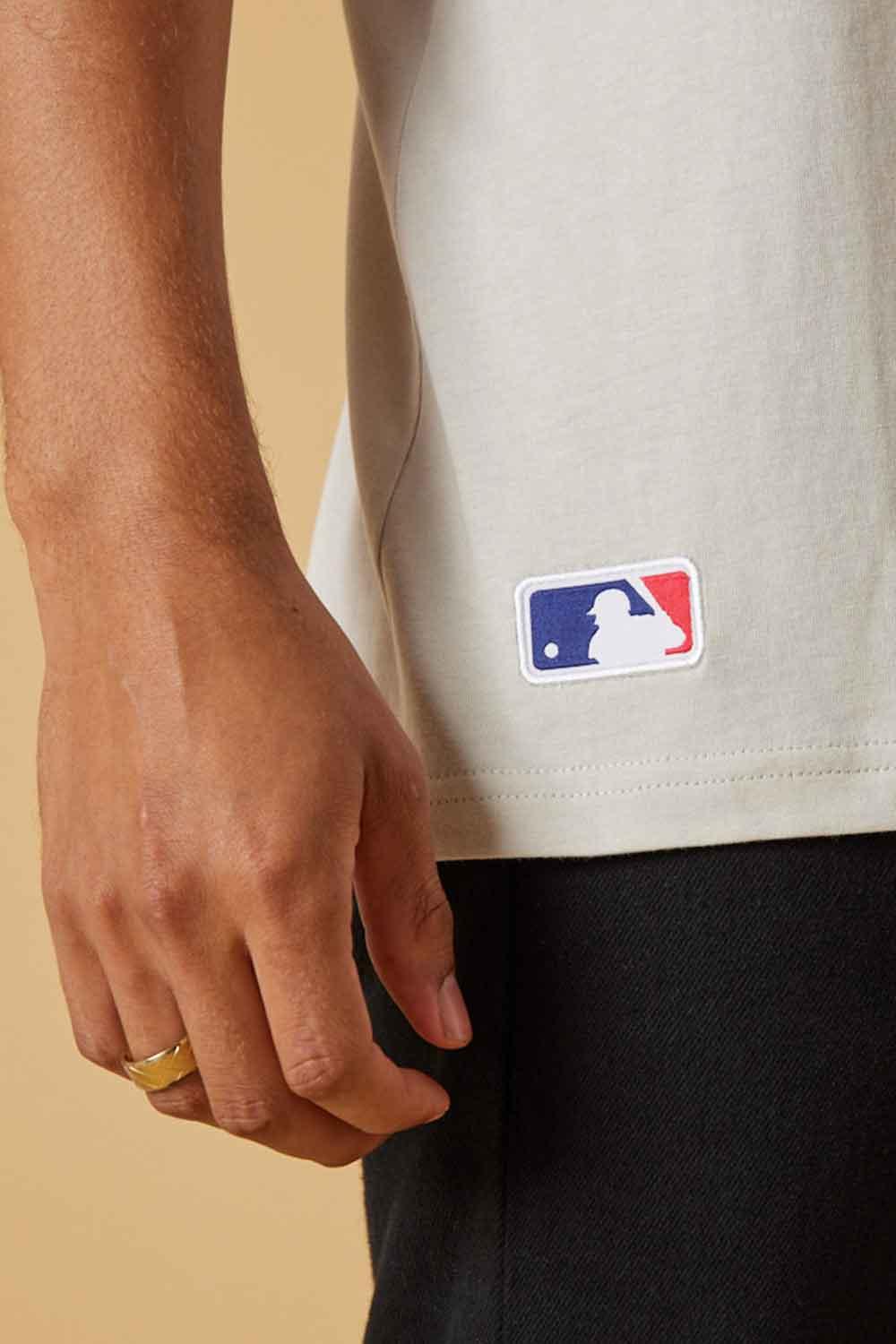 New Era-League Essential Tee NY Yankees-T-Shirts-5-fleurdirect.live