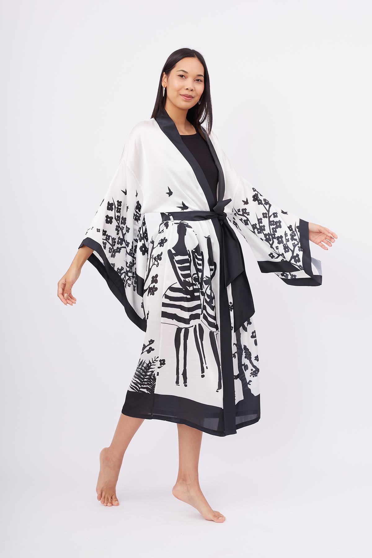 Peraluna-Beach Girls Long Kimono Kadınlar Ve Sakura Baskılı Uzun Saten Kadın Kimono Siyah Beyaz-Kimono-4-fleurdirect.live