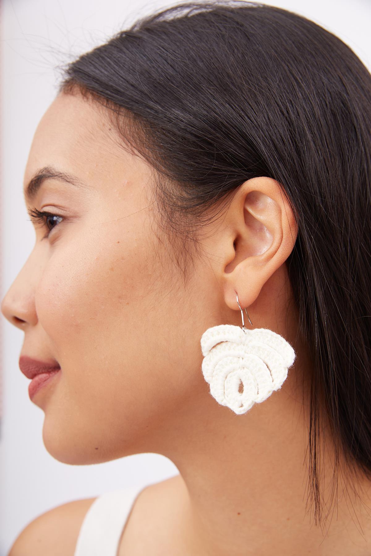 Peraluna-Isabel Earrings El Yapımı Yaprak Desen Küpe Ekru-Küpe-4-fleurdirect.live