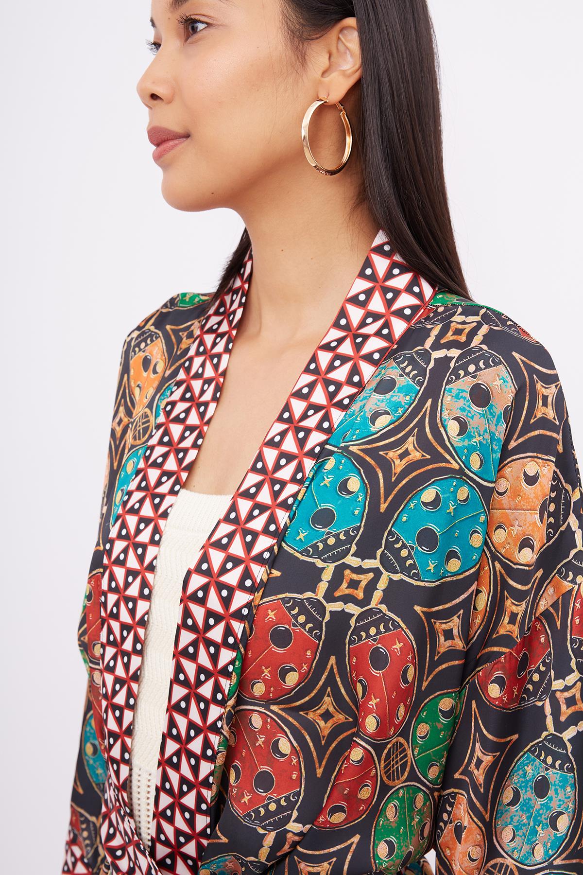 Peraluna-Ladybug Short Kimono Uğur Böceği Baskılı Kısa Saten Kadın Kimono çok Renkli-Kimono-3-fleurdirect.live