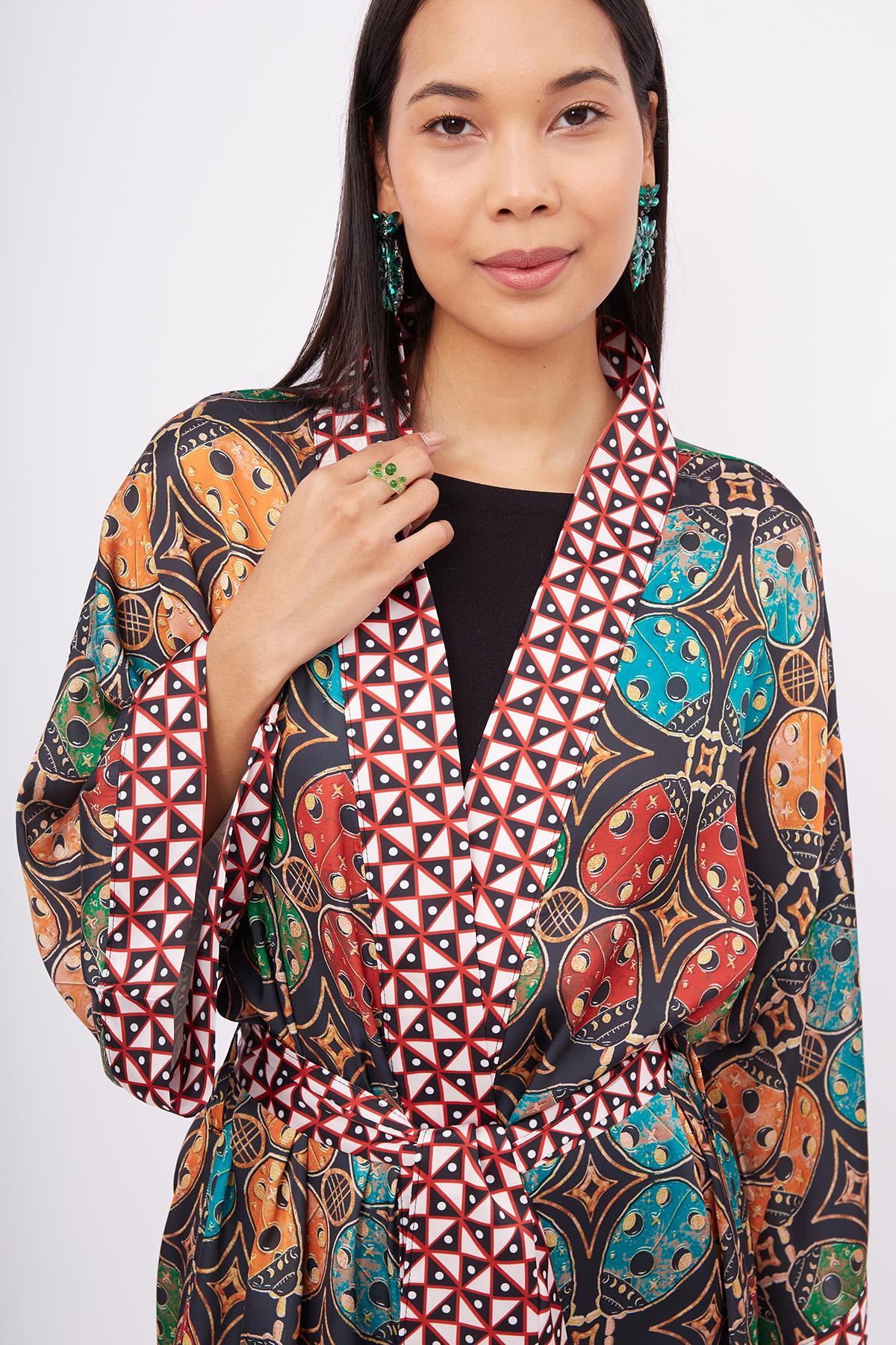Peraluna-Ladybug Short Kimono Uğur Böceği Baskılı Kısa Saten Kadın Kimono çok Renkli-Kimono-4-fleurdirect.live