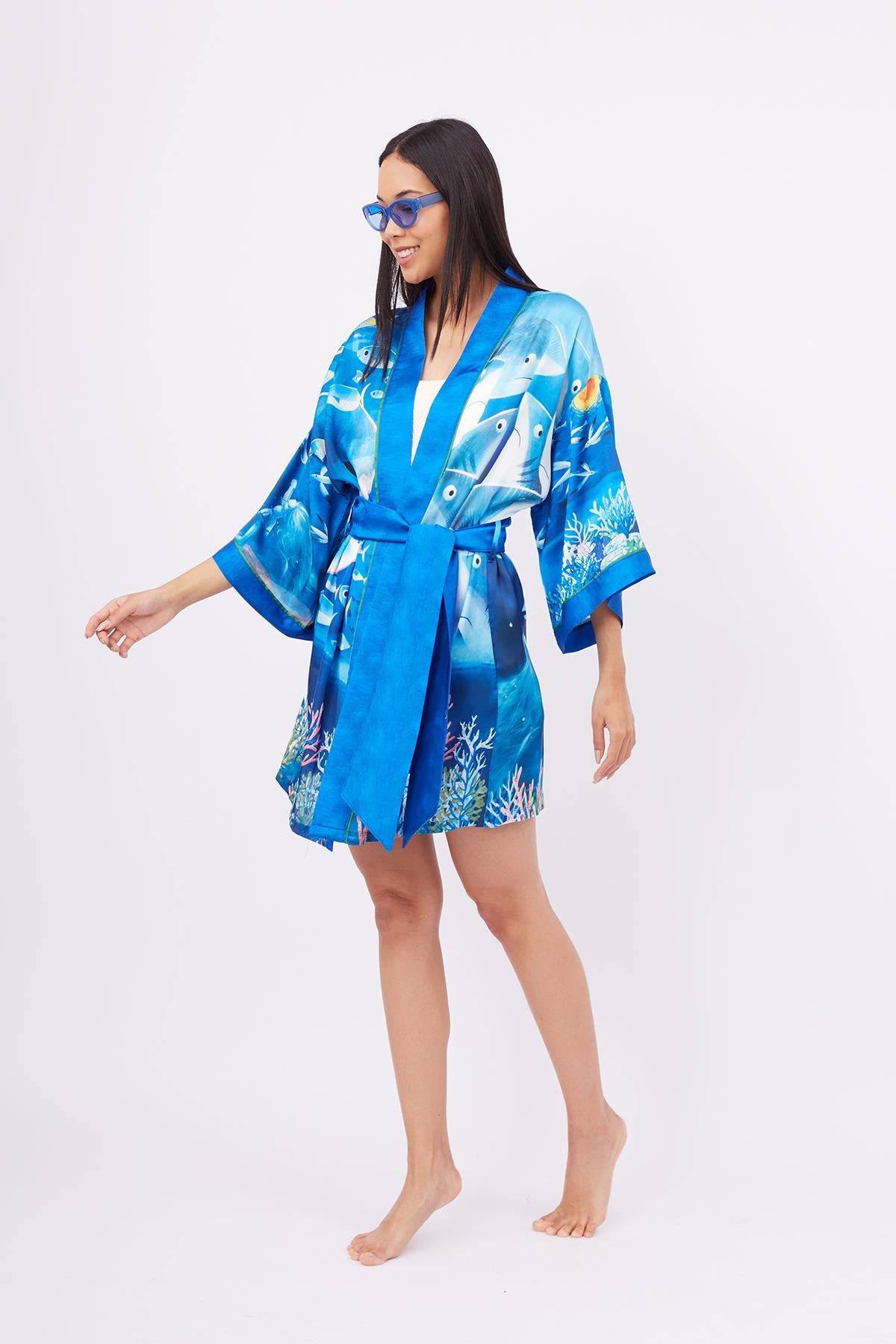 Peraluna-Ocean Story Short Kimono Balık Kuş Ve Kız çocuk Baskılı 90 Cm Kısa Saten Kadın Kimono Deniz Mavisi-Kimono-5-fleurdirect.live