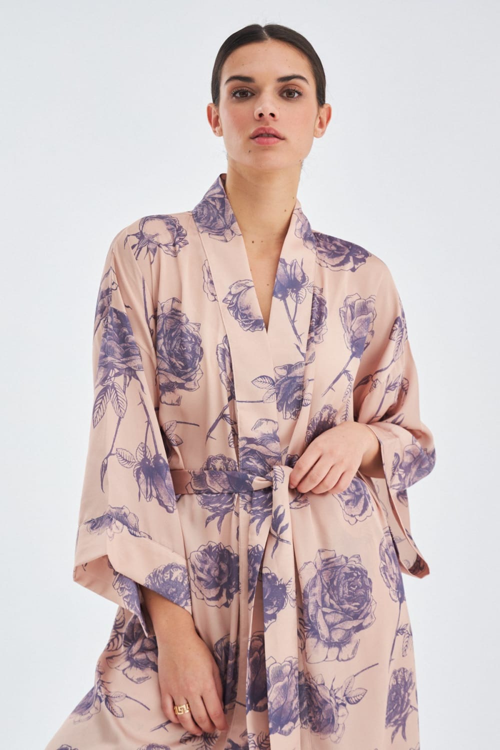Peraluna-Rosa Gül Desenli Diz Hizası Saten Kadın Kimono-Kimono-1-fleurdirect.live