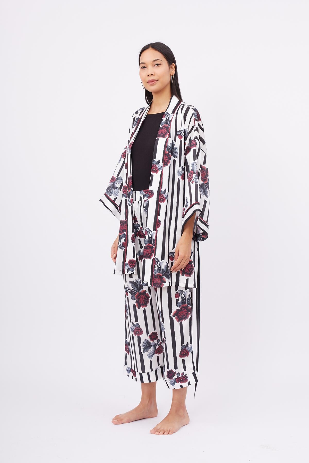Peraluna-Stripe Garden Short Kimono Çizgili Güllü Baskılı 80 Cm Kısa Saten Kadın Kimono-Kimono-7-fleurdirect.live