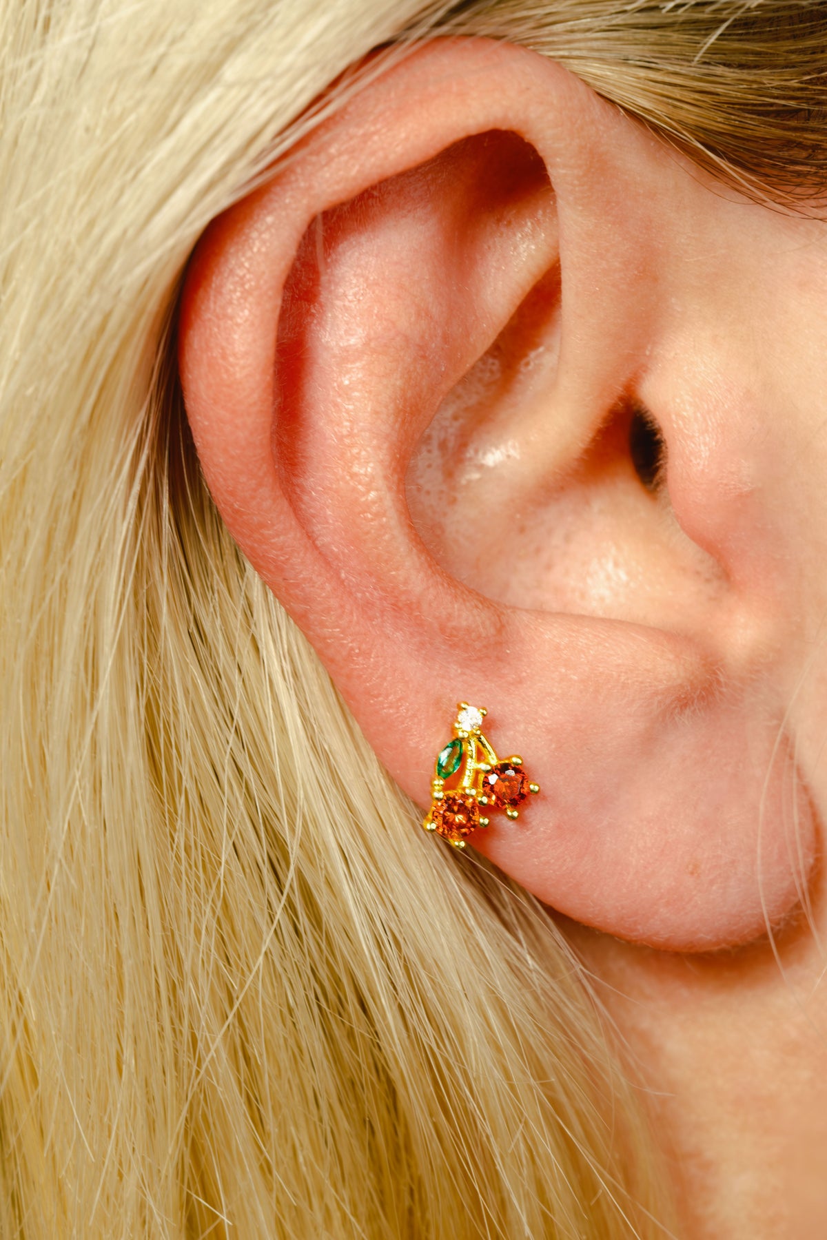 Pia Yuli-Red Cherry Piercing-Küpe-3-fleurdirect.live