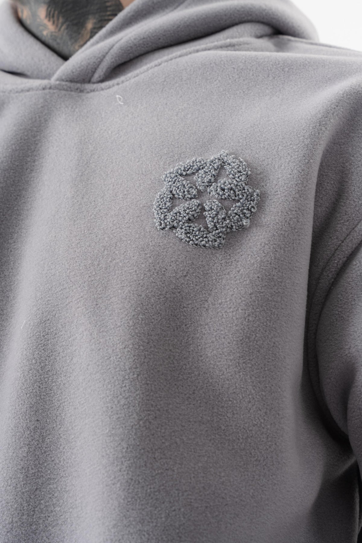 Erkek Süzene Nakış Detaylı Kapüşonlu Oversize Polar Hoodie Gri