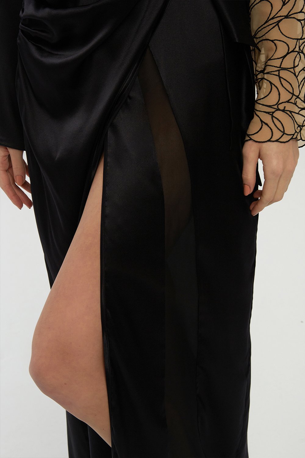 Valnue Lingerie-Olympia Siyah Nakış Detaylı Sırt Dekolteli İpek Sabahlık-Gecelik-3-fleurdirect.live