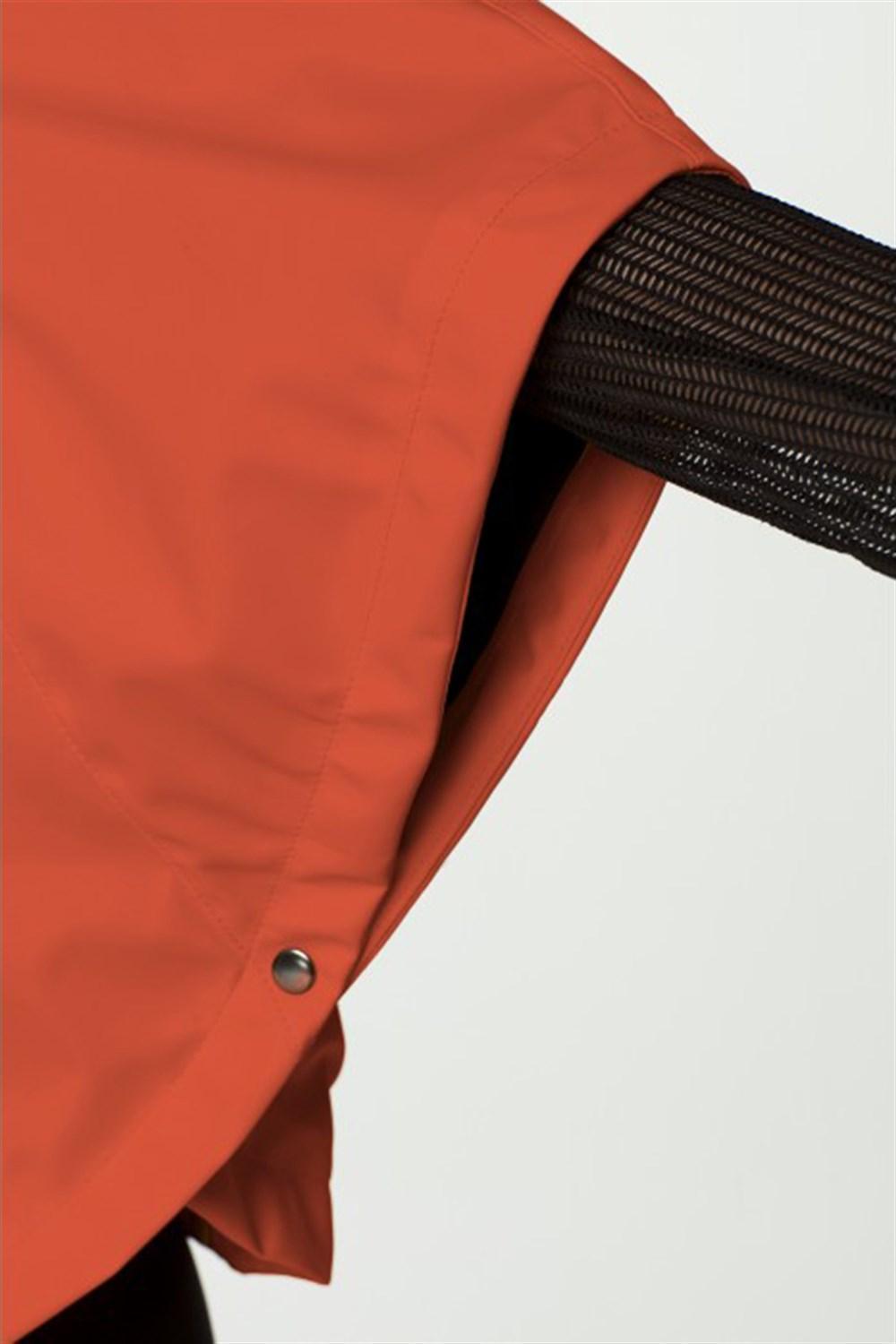 Morikukko-Capehood Gummy Red-Mont-2-fleurdirect.live