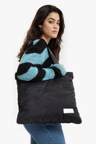 Eastpak-Charlie Puff Black-Omuz Çantası-2-fleurdirect.live