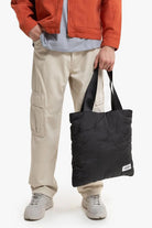 Eastpak-Charlie Puff Black-Omuz Çantası-4-fleurdirect.live