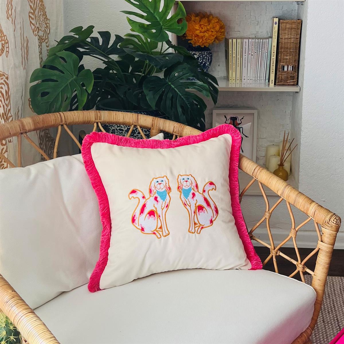 Ge Living-Pembe Köpek Desenli Bej Kadife Kırlent Kılıfı ( 45 Cm X 45 Cm )-Kırlent Kılıfı-2-fleurdirect.live
