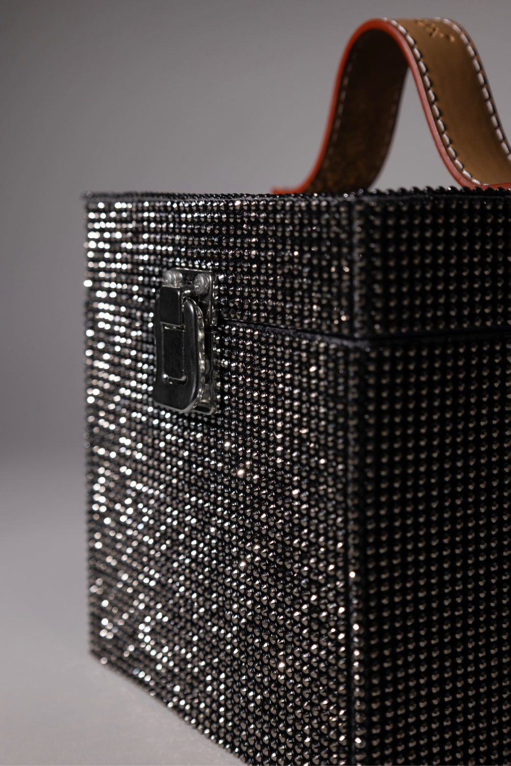 Jeloux-Black Crystal Akrilik Kristal Taşlı Makyaj Çantası 15cm X 15cm X 15cm-El Çantası-4-fleurdirect.live