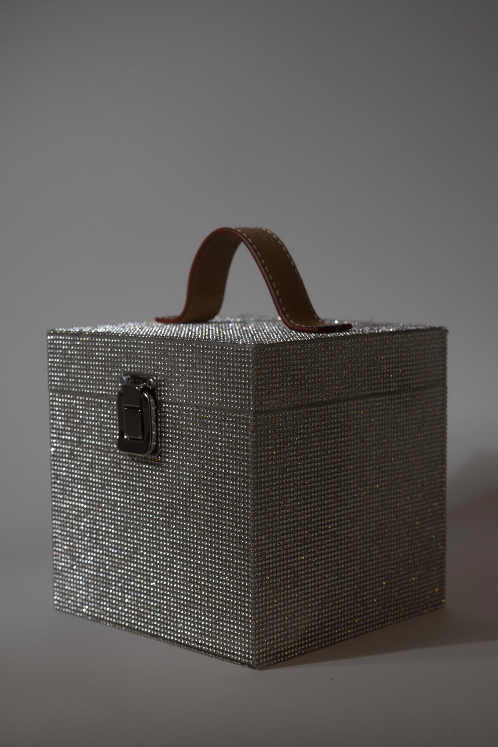 Jeloux-Silver Crystal Akrilik Kristal Taşlı Makyaj Çantası 15cm X 15cm X 15cm-El Çantası-4-fleurdirect.live