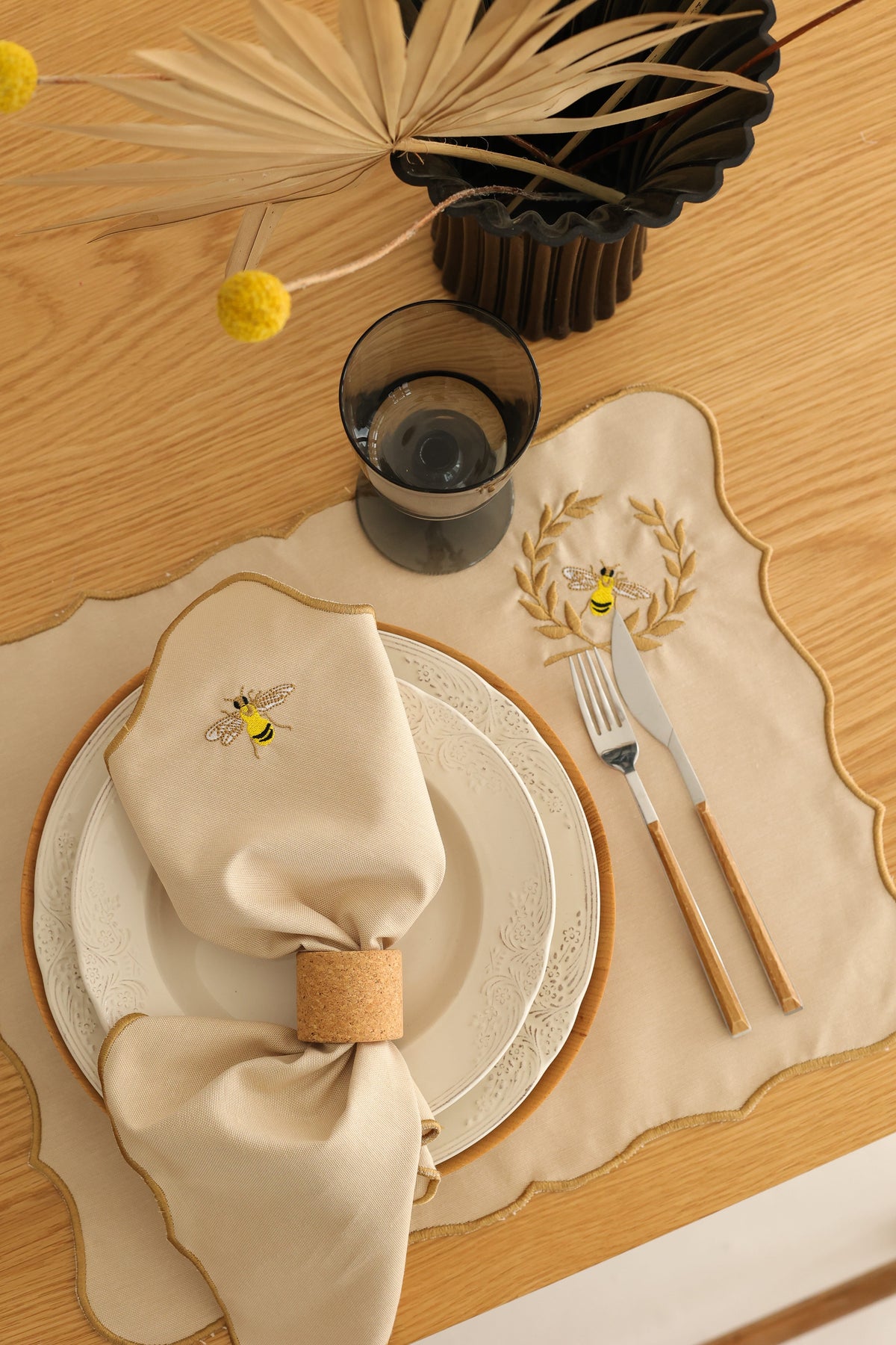 Km Home Collection-2'li Set Arı İşlemeli Pamuk Peçete-Sunum Aksesuarları-5-fleurdirect.live