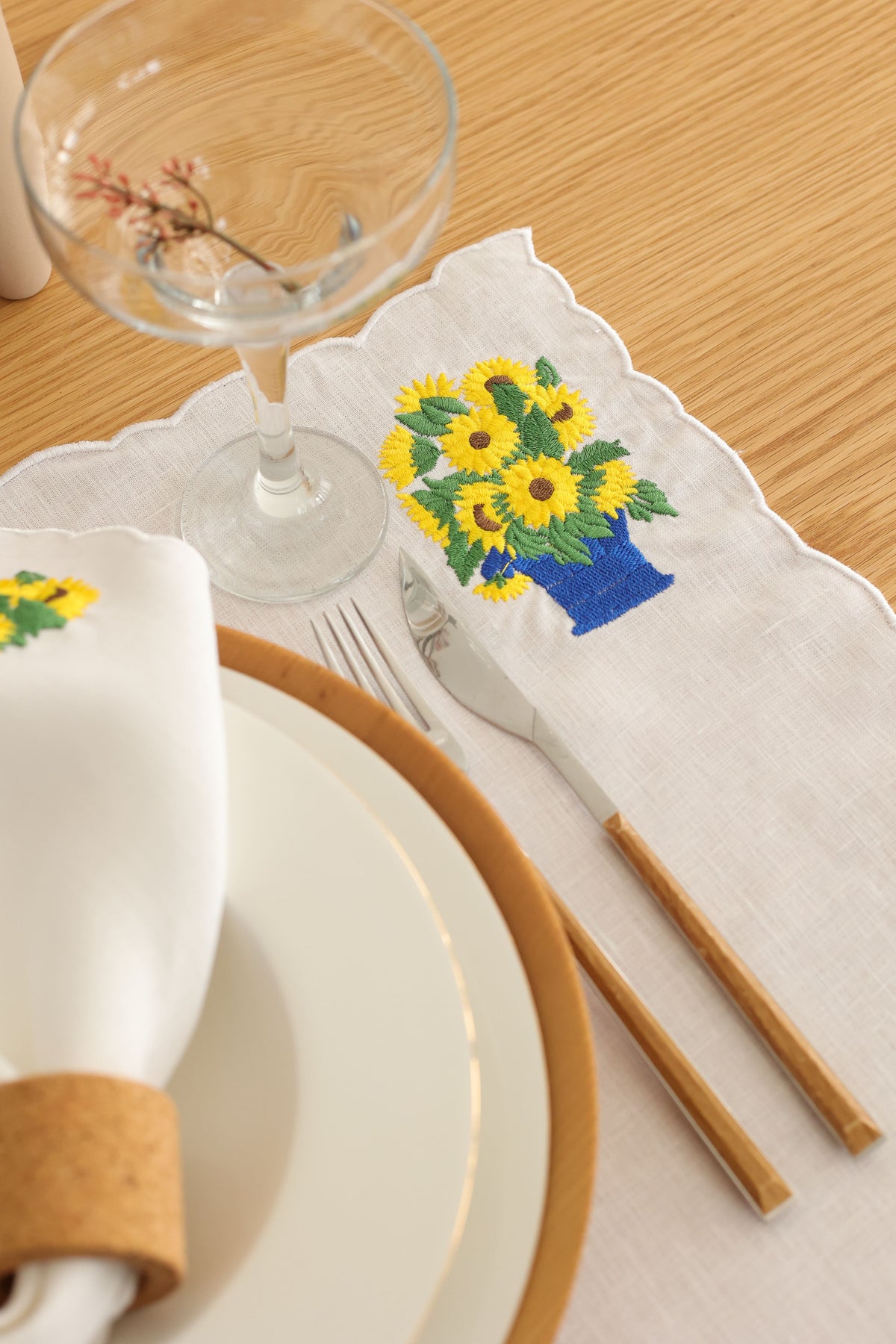 Km Home Collection-2'li Set Ayçiçek İşlemeli Keten Amerikan Servis-Sunum Aksesuarları-5-fleurdirect.live