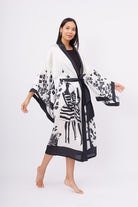 Peraluna-Beach Girls Long Kimono Kadınlar Ve Sakura Baskılı Uzun Saten Kadın Kimono Siyah Beyaz-Kimono-4-fleurdirect.live