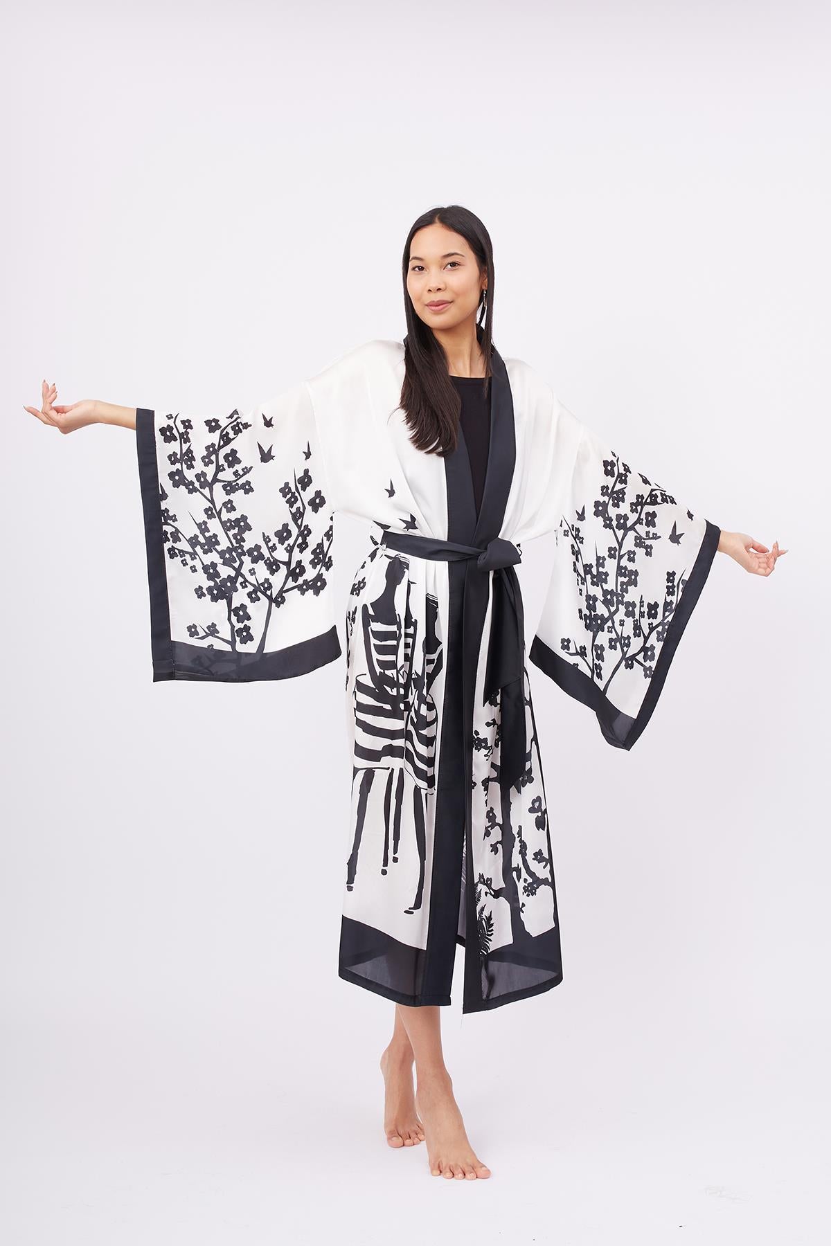 Peraluna-Beach Girls Long Kimono Kadınlar Ve Sakura Baskılı Uzun Saten Kadın Kimono Siyah Beyaz-Kimono-6-fleurdirect.live