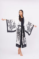 Peraluna-Beach Girls Long Kimono Kadınlar Ve Sakura Baskılı Uzun Saten Kadın Kimono Siyah Beyaz-Kimono-6-fleurdirect.live