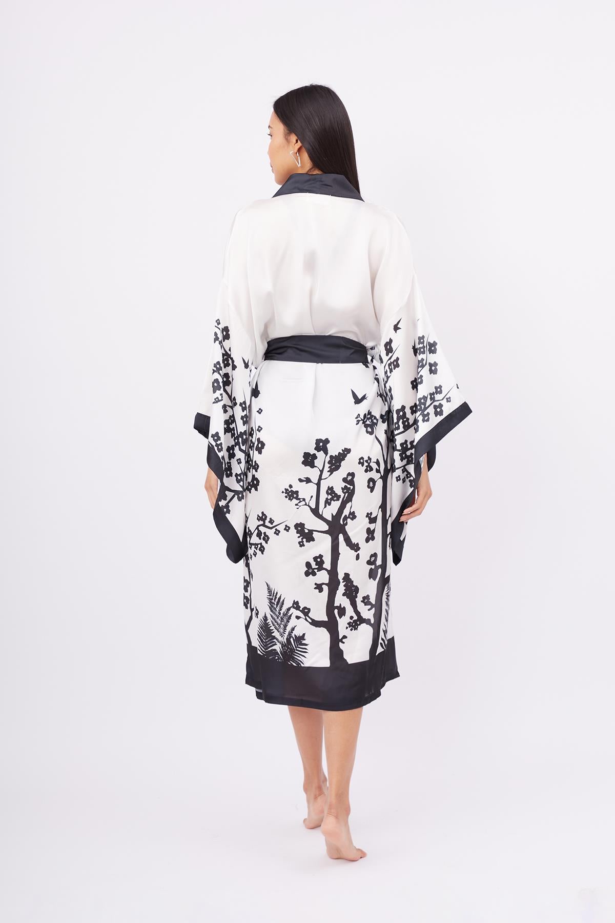 Peraluna-Beach Girls Long Kimono Kadınlar Ve Sakura Baskılı Uzun Saten Kadın Kimono Siyah Beyaz-Kimono-7-fleurdirect.live
