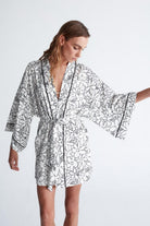 Peraluna-Freesia Kimono 82 cm Çiçek Desen Mini Boy Kemerli Saten Kadın Kimono-Kimono-5-fleurdirect.live