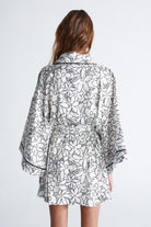Peraluna-Freesia Kimono 82 cm Çiçek Desen Mini Boy Kemerli Saten Kadın Kimono-Kimono-8-fleurdirect.live