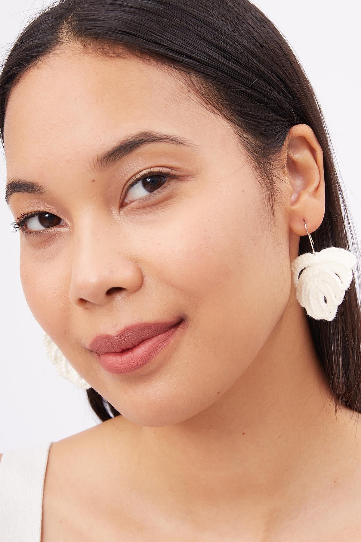 Peraluna-Isabel Earrings El Yapımı Yaprak Desen Küpe Ekru-Küpe-1-fleurdirect.live