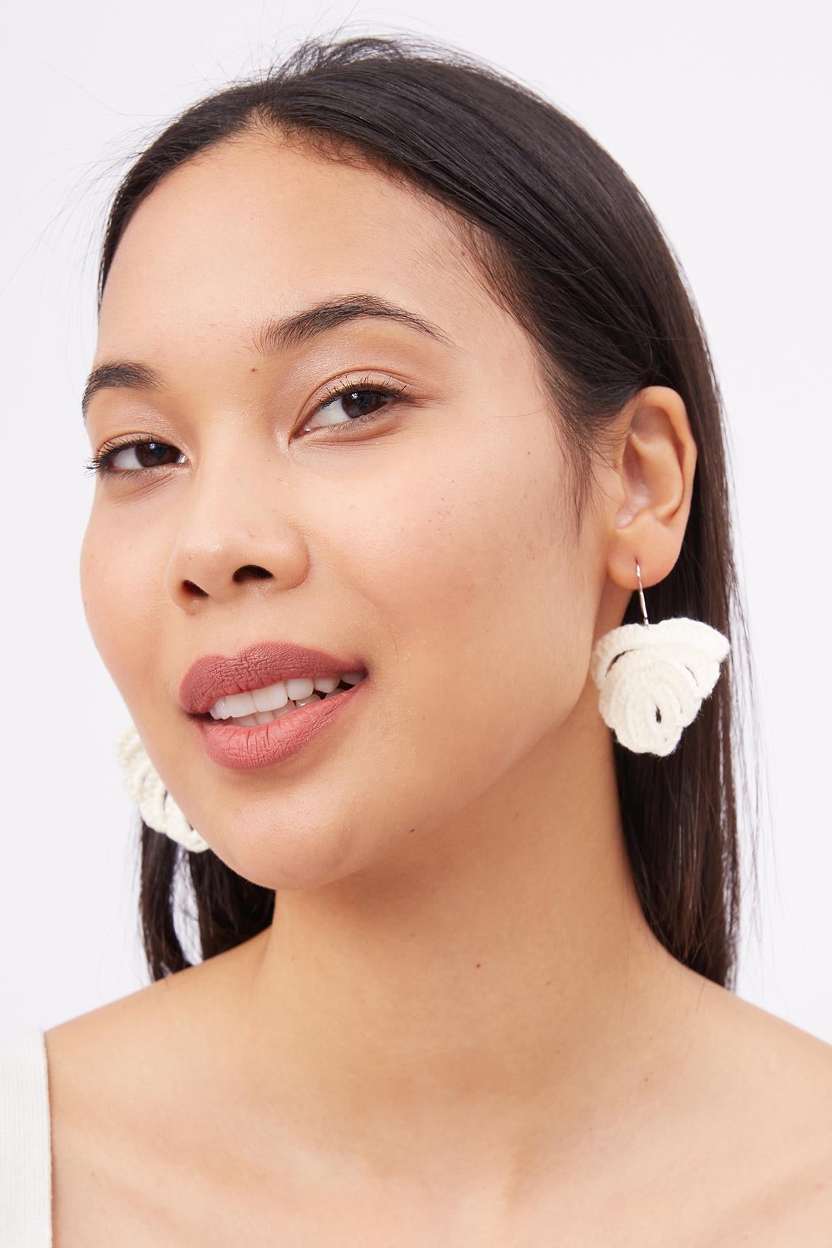 Peraluna-Isabel Earrings El Yapımı Yaprak Desen Küpe Ekru-Küpe-2-fleurdirect.live