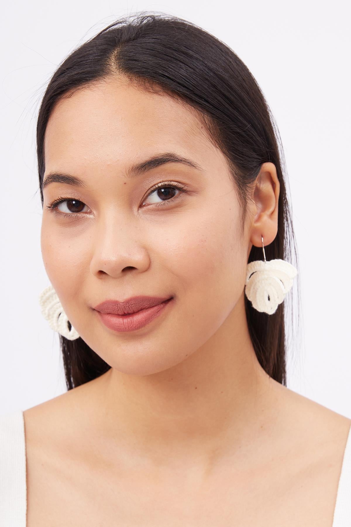 Peraluna-Isabel Earrings El Yapımı Yaprak Desen Küpe Ekru-Küpe-3-fleurdirect.live