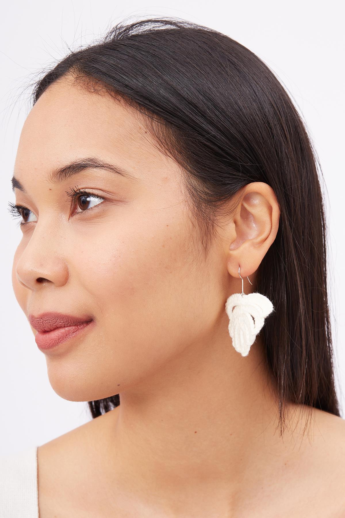 Peraluna-Isabel Earrings El Yapımı Yaprak Desen Küpe Ekru-Küpe-5-fleurdirect.live