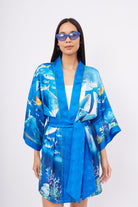 Peraluna-Ocean Story Short Kimono Balık Kuş Ve Kız çocuk Baskılı 90 Cm Kısa Saten Kadın Kimono Deniz Mavisi-Kimono-2-fleurdirect.live