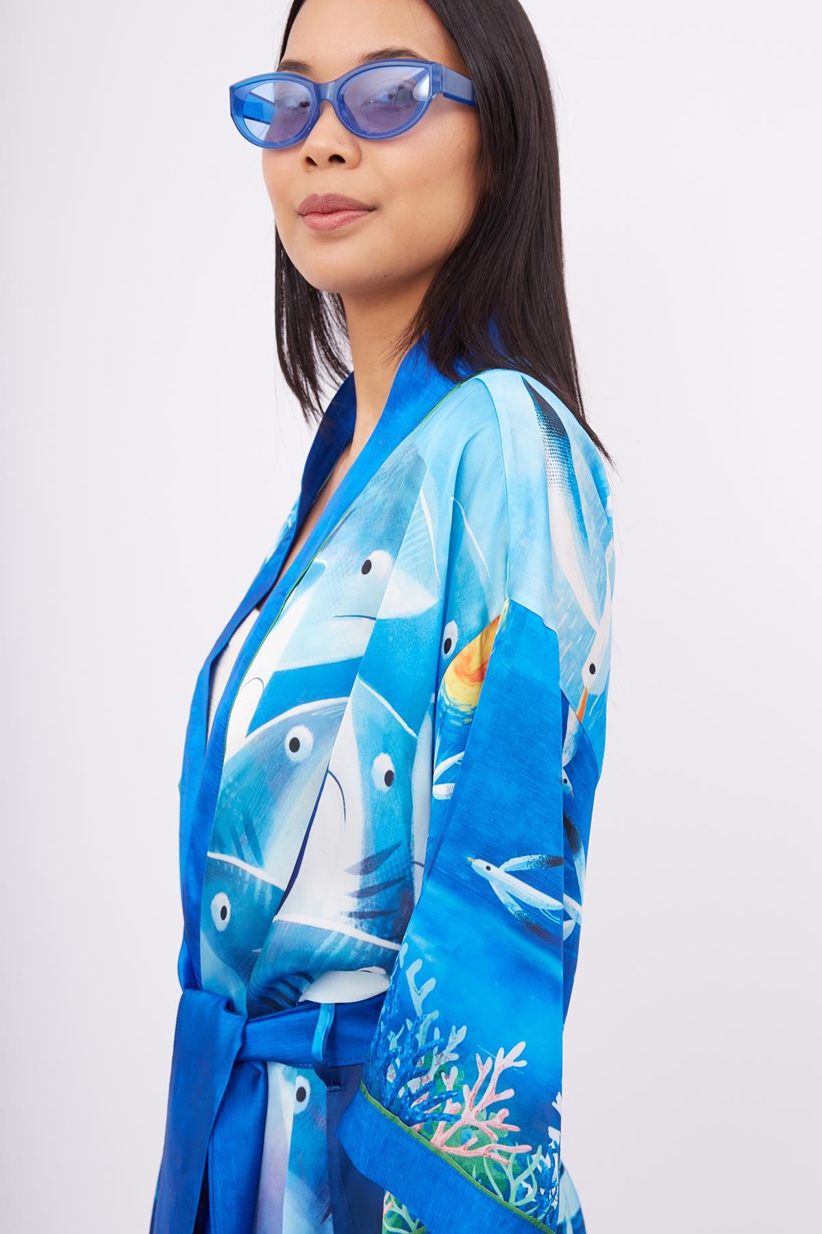 Peraluna-Ocean Story Short Kimono Balık Kuş Ve Kız çocuk Baskılı 90 Cm Kısa Saten Kadın Kimono Deniz Mavisi-Kimono-3-fleurdirect.live
